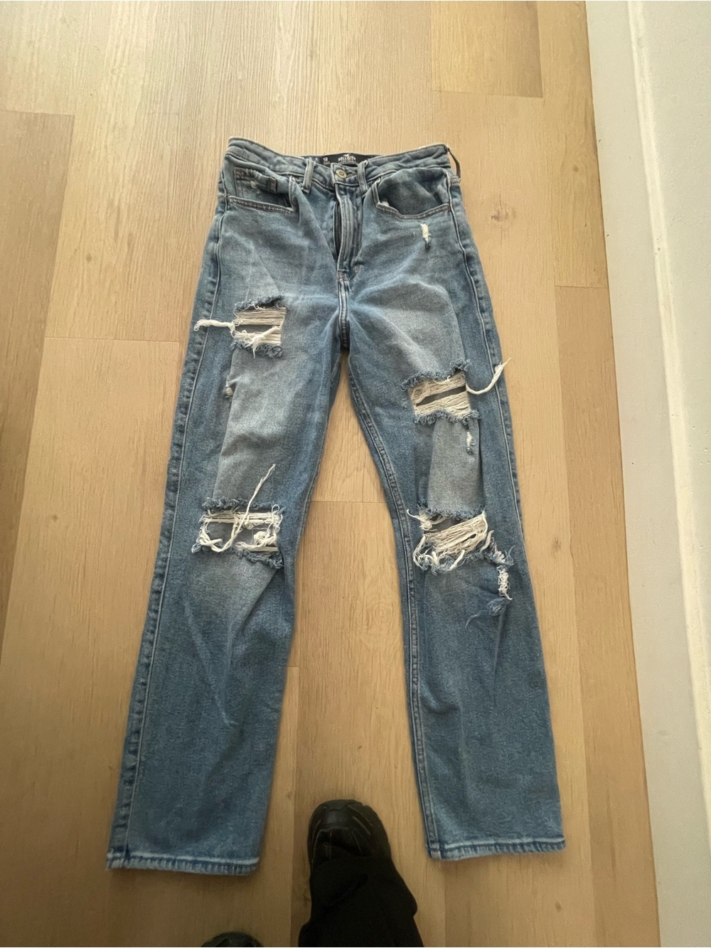 hollister straight leg distressed jeans! super cute, high waisted